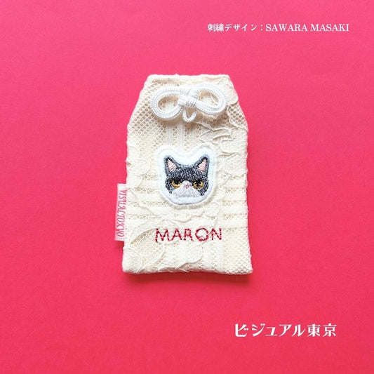 ペット名入れお守り。エキゾチックショートヘアの顔刺繍お守り。丸い顔と優しいまなざしを刺繍で表現。SAWARA MASAKIデザイン・ビジュアル東京。